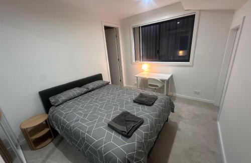 Guildford House | Queen Room with Attached Bathroom - OR10