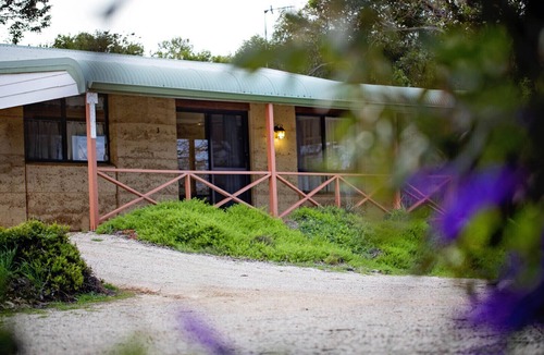 Hopetoun Ski Chalet | Quiet and comfortable chalet in the heart of town.