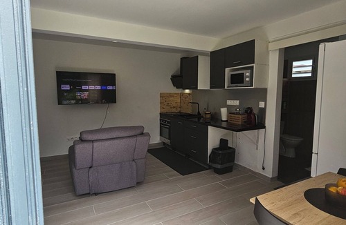 Les Hattes Apartment | Quiet, comfortable studio 1 min from downtown