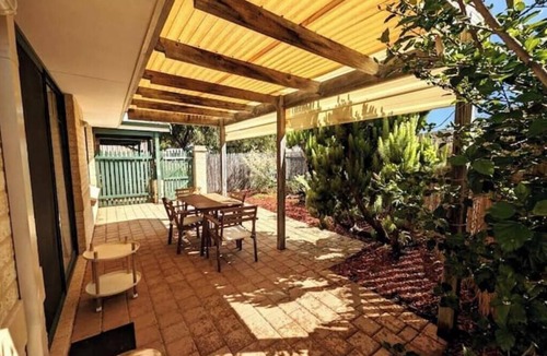 Currambine House | Quiet Location Walk to train and superarket, 5 minute drive to beach
