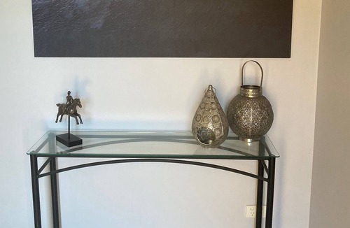 St Leonards House | Quiet modern unit less than 5 minutes walk to the beach.