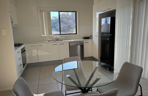 North Tamworth Apartment | quite , and modern flat , close to CBD