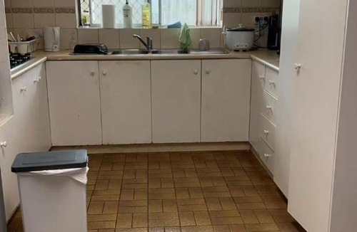 Maddington House | R4 Bright Spacious Room near Perth Airport with AC