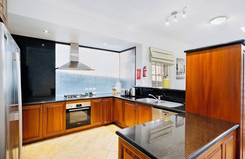 West Melbourne House | Rare 3 Parking! Amazing City Views, CBD at Doorsteps, 3BR2B Beautiful Terrace
