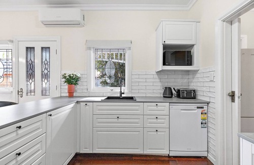 Victoria Park House | Rathay House - Victoria Park. Close to CBD, Optus stadium, Swan River, Crown.