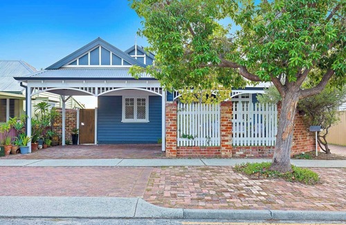 Victoria Park House | Rathay House - Victoria Park. Close to CBD, Optus stadium, Swan River, Crown.