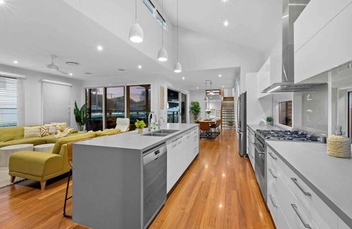 Redcliffe House | Redcliffe CBD Family Beach House