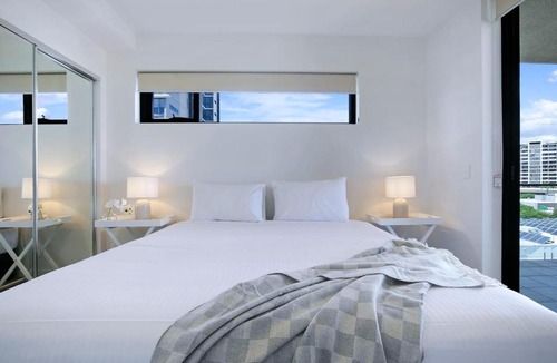 Toowong Apartment | Regatta Hideaway - A Breezy Balcony Residence