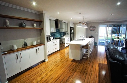 Vincentia House | Relax and Revive in Vincentia/Jervis Bay - Luxurious 4br home with Spa and BBQ