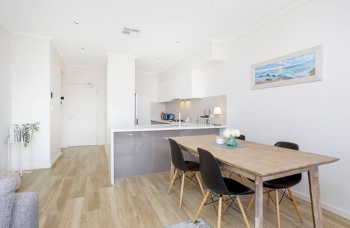 Scarborough Apartment | Relax in blissful sun-soaked luxury by the beach!