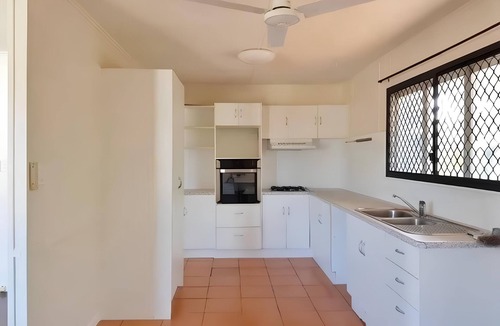 Vincent House | Relax & Unwind: 5BR Home with Pool Near CBD