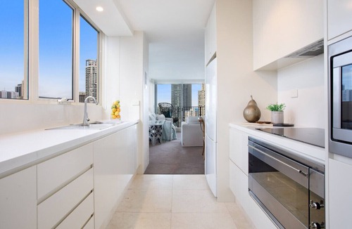 Surfers Paradise Apartment | Relax with Beach and River views in 3br apt w/pool