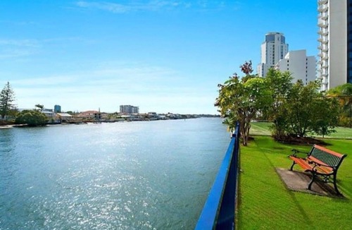 Surfers Paradise Apartment | Relax with Beach and River views in 3br apt w/pool