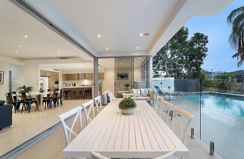 Broadbeach Waters House | Relaxed waterfront living