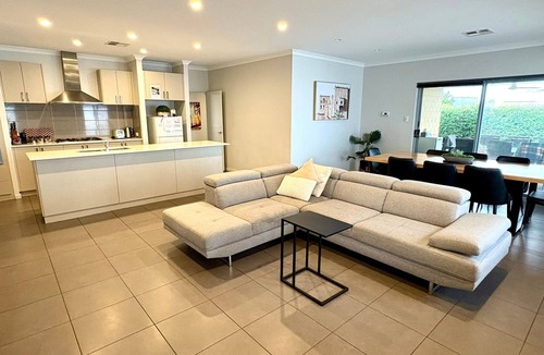 Erskine House | Relaxing 4-Bedroom Holiday Home near Mandurah Foreshore - Estuary Break, Erskine