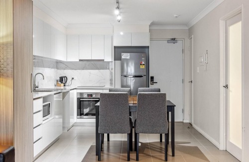 Rockingham Apartment | Relaxing -Rockingham Apt | LongStay, Comfort, Parking - 2 Bed 2 Bath Standard