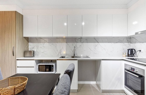 Rockingham Apartment | Relaxing -Rockingham Apt | LongStay, Comfort, Parking - 2 Bed 2 Bath Standard