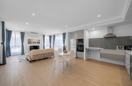 Lakelands House | Relaxing, spacious home amenities close shops, schools, transport, lake, beach
