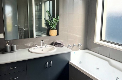 Highton House | Relaxing well-located stay in one of Geelong’s most sought-after suburbs.