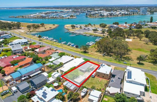 Halls Head House | Renovated waterfront cottage, opposite park, boat ramp