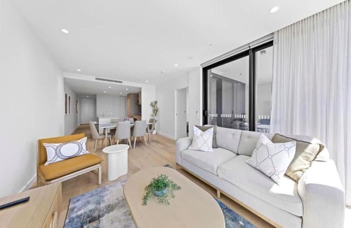 Mermaid Beach Apartment | Resort-Style 2BR Study Parking