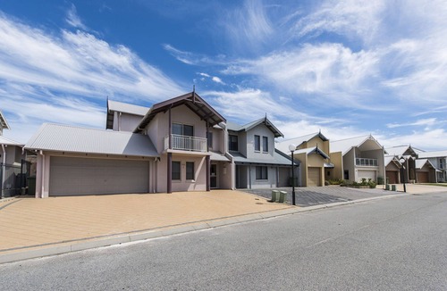 Ledge Point House | Resort-Style Beach Front Accommodation