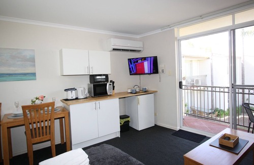 Mandurah House | ❤ RESORT WITH POOL - WALK TO BEACH, BARS, CAFES, PUBS, RESTAURANTS - SUITE 32 ❤