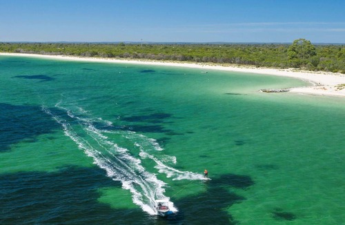 Broadwater House | Retreat on Broadwater, pet friendly
