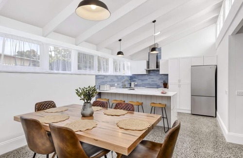 Barwon Heads Apartment | Retreat on Hitchcock; 3 bedroom, 2 bathroom, pet friendly, central Barwon Heads w Parking
