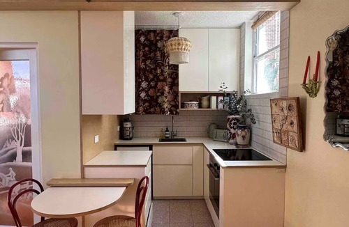 Bronte Apartment | Retro-Coastal Gem | 4 Min Walk to Bronte Beach | Designer 1BR Flat