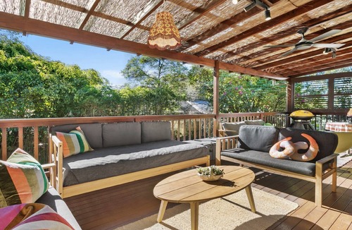 Bateau Bay House | Retro inpsired house just 100m to beach