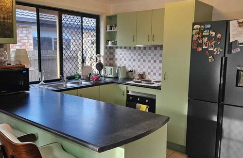 Helensvale House | Retro Luxe Hideaway near theme parks + nature reserve. No stairs & large garden!