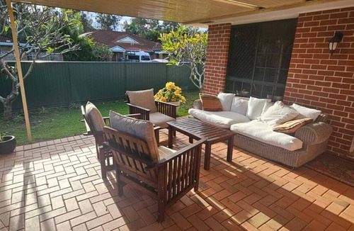 Helensvale House | Retro Luxe Hideaway near theme parks + nature reserve. No stairs & large garden!