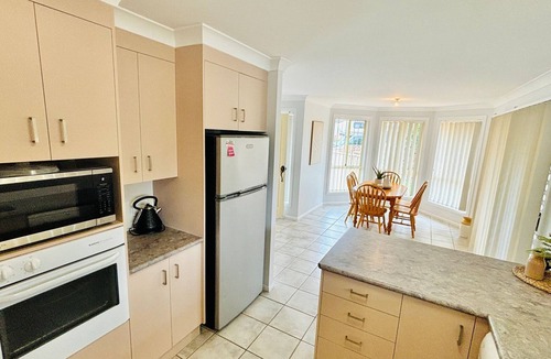 South Evans Head Apartment | Retro pet-friendly cottage near beach, river & RSL with air-con, comfortable interiors