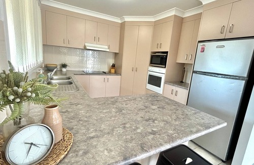 South Evans Head Apartment | Retro pet-friendly cottage near beach, river & RSL with air-con, comfortable interiors