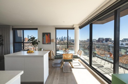 Richmond North Apartment | Richmond Penthouse Modern Apt with City Views