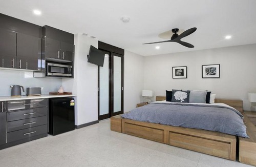 Booker Bay House | Riptides Booker Bay -Waterfront apartment, walk to shops & cafes