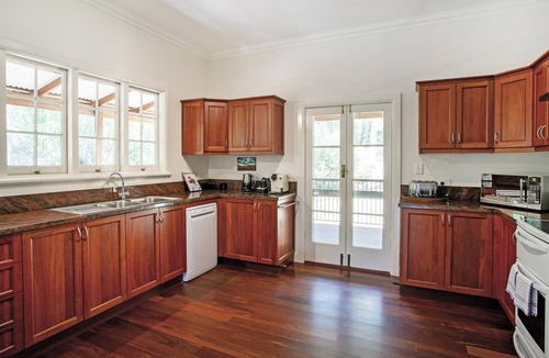 Shadforth House | Rivendell House: 5BR family retreat, dogs welcome