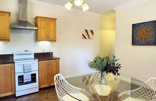 Shadforth House | Rivendell House: 5BR family retreat, dogs welcome