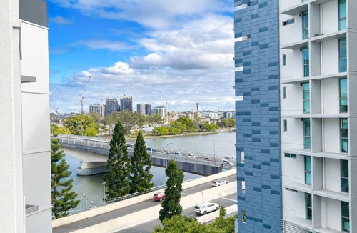 Brisbane Central Business District Apartment | River Glimpse 2BR Walk to CBD & Parking