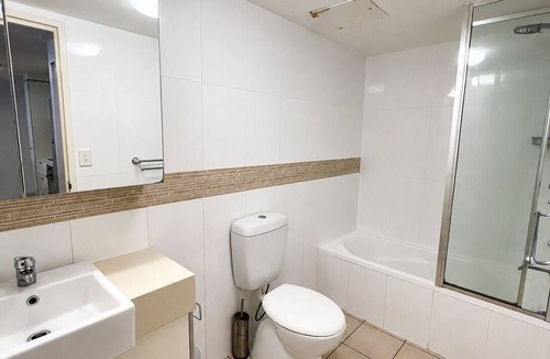 Brisbane Central Business District Apartment | River Glimpse 2BR Walk to CBD & Parking