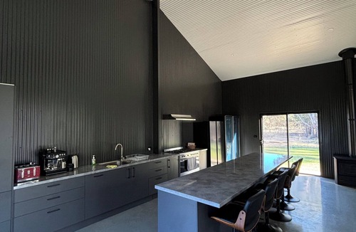 Torrumbarry House | River Lodge – Waterfront Stay with Private Jetty | Near Echuca