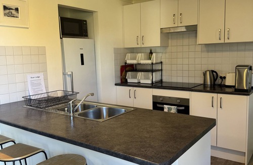 Torrumbarry House | River Lodge – Waterfront Stay with Private Jetty | Near Echuca