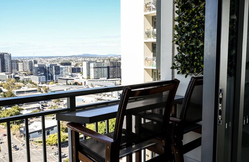 Bowen Hills Apartment | River view apartment in Brisbane with parking