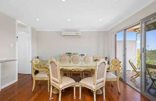 Lane Cove West House | River View Oasis: Spacious 3-Bed House with Pool