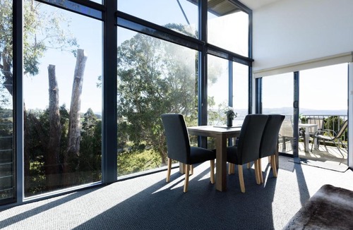 Grindelwald House | River Views King Bed & Wine Country