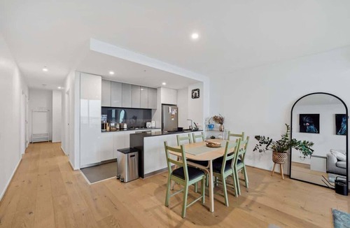 Footscray Apartment | Riverina - Ultimate Footscray Getaway with parking!