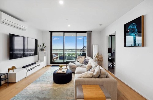Footscray Apartment | Riverina - Ultimate Footscray Getaway with parking