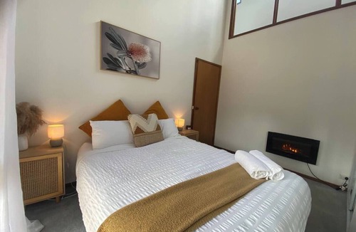 East Warburton House | Riverside Cottage Warburton I Yarra Valley Escape, Mountain Views, sleeps 5