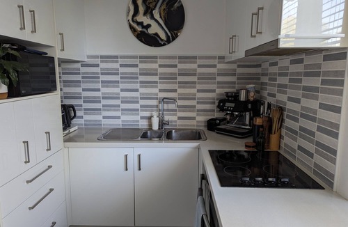 Hawthorn Apartment | Riverside Haven on City Doorstep